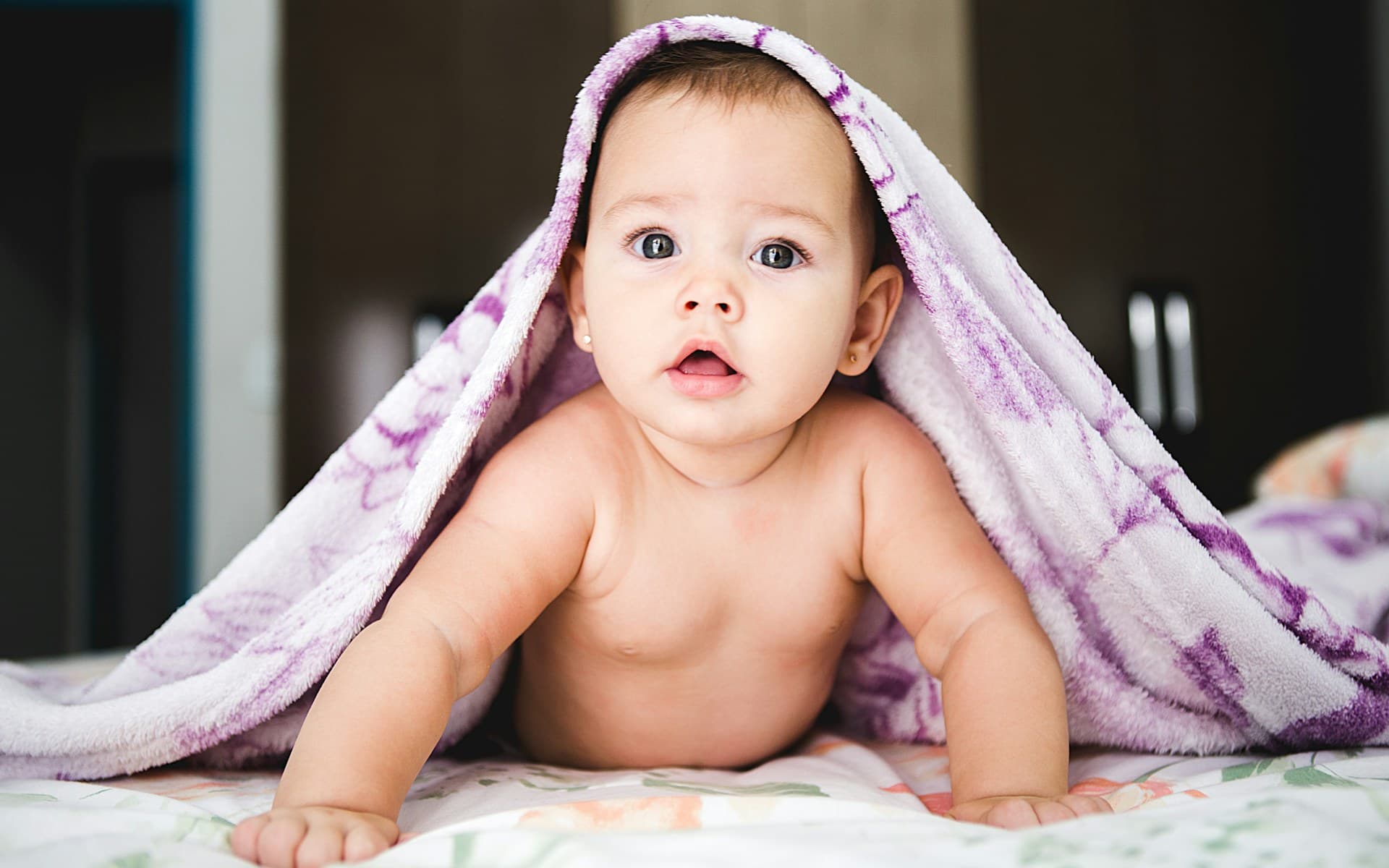 Bébé éveillé souriant
