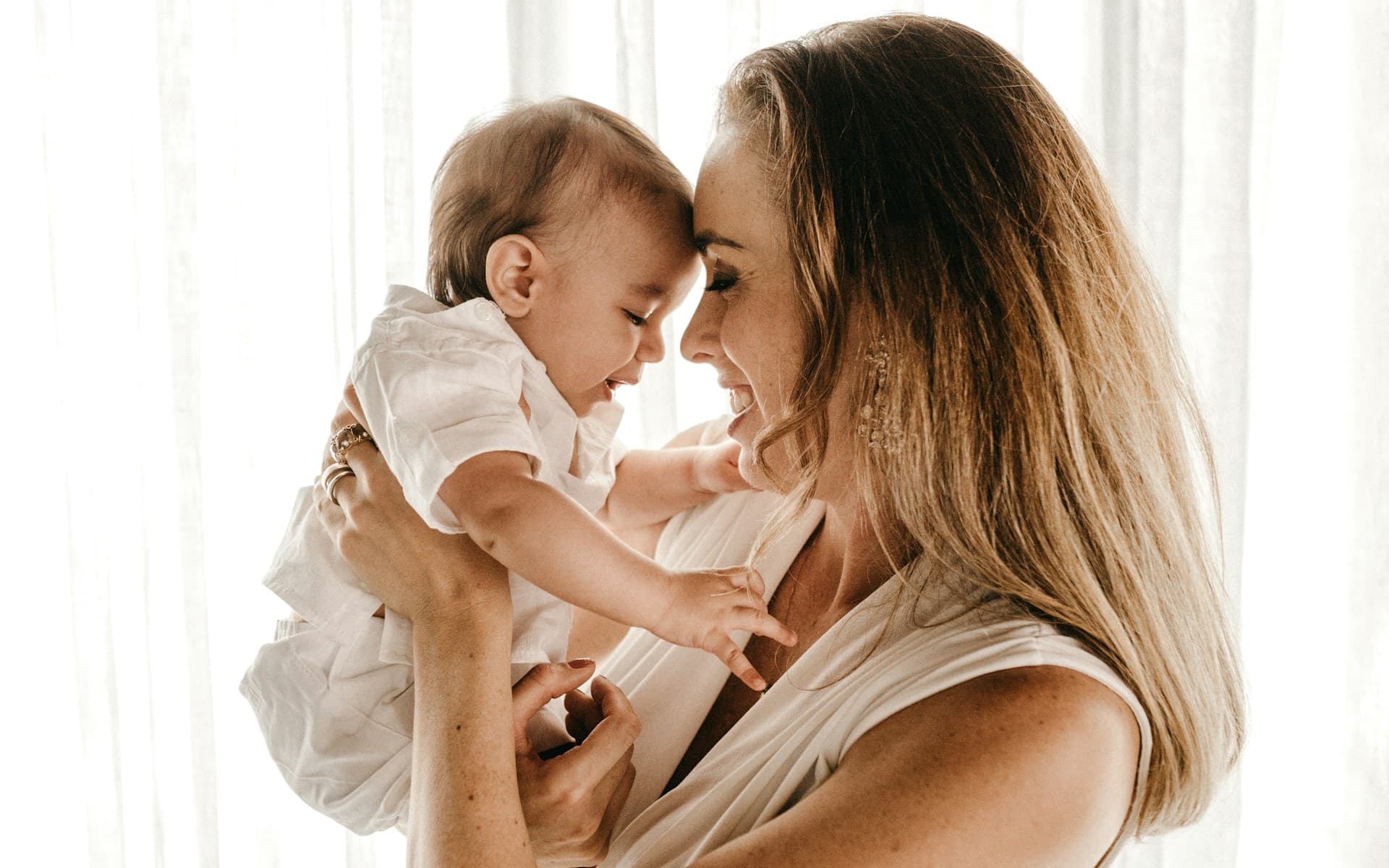 Mère souriante portant son bébé
